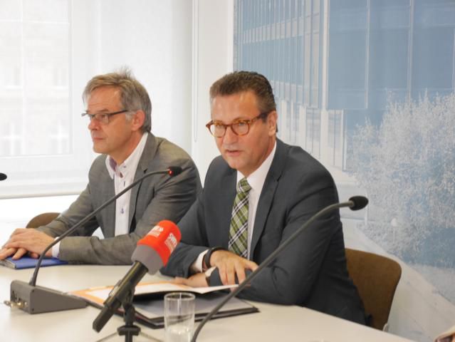Landespressekonferenz mit Minister Hauk001