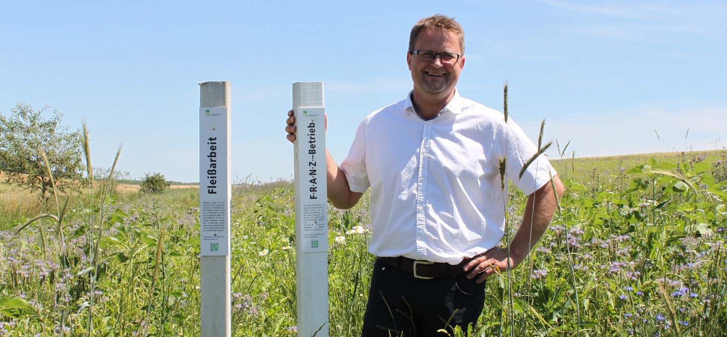 LBV-Vizepräsident Jürgen Maurer bewirtschaftet einen landwirtschaftlichen Betrieb mit Ackerbau und Tierhaltung, der als Versuchsbetrieb im F.R.A.N.Z.-Projekt fungiert. LBV-Vizepräsident Jürgen Maurer bewirtschaftet einen landwirtschaftlichen Betrieb mit Ackerbau und Tierhaltung, der als Versuchsbetrieb im F.R.A.N.Z.-Projekt fungiert.