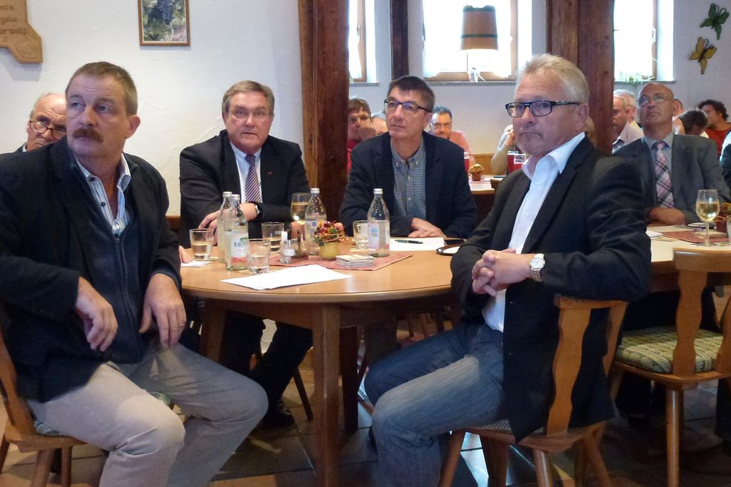 Politiker und Bauern an einem Tisch Politiker und Bauern an einem Tisch