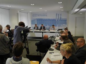 Landespressekonferenz mit Minister Hauk003
